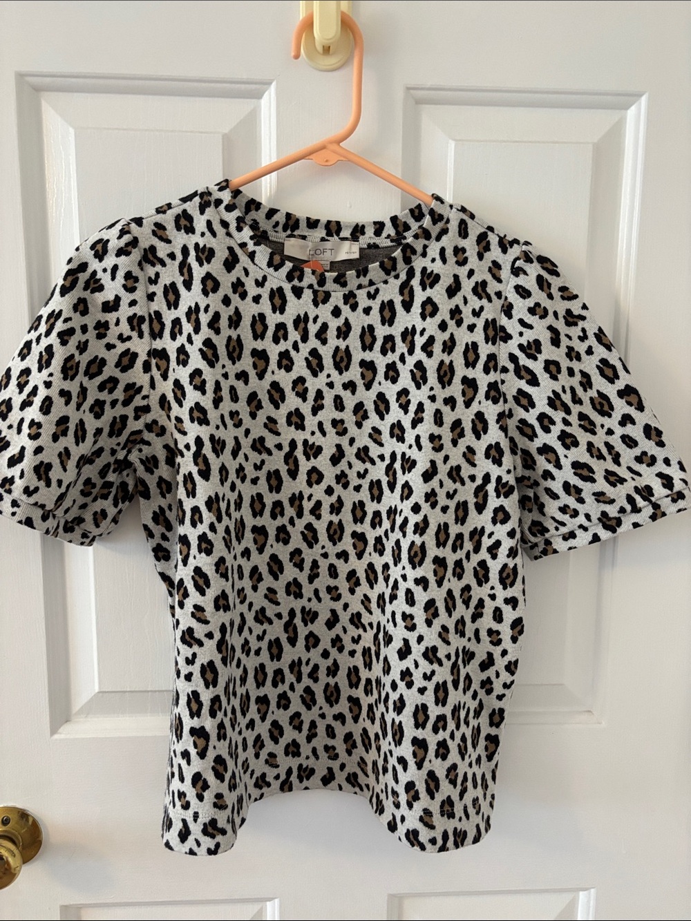 LOFT Cream Leopard Print Short Sleeve Top. EUC